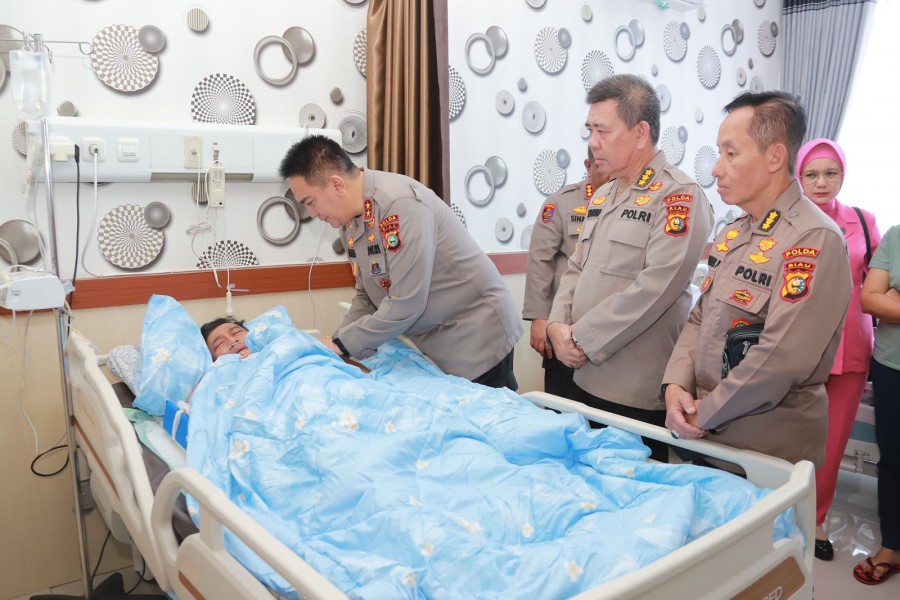 Dijenguk Kapolda Riau,  Kapolda Jambi Menangis Saat Irjen Iqbal Membisikkan Sesuatu