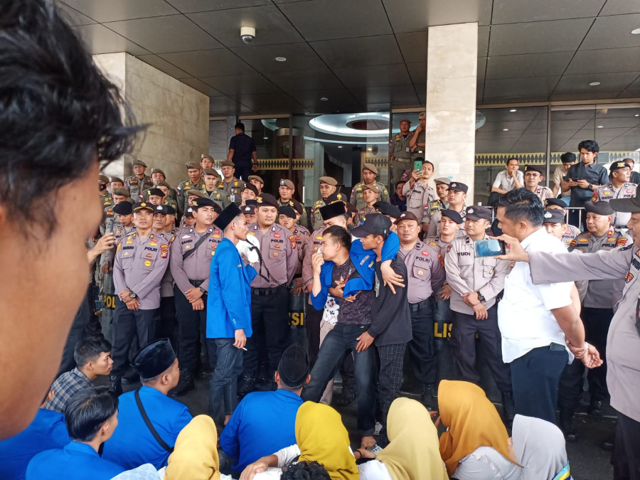 Massa PMII Geruduk Kantor Gubri Tolak Pj Wako Pekanbaru Risnandar Mahiwa