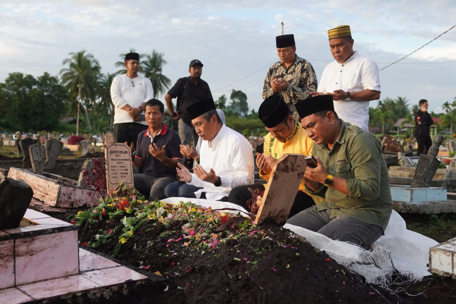 Tiba di Selatpanjang, Gubri Syamsuar Langsung Ziarah ke Makam Ucok