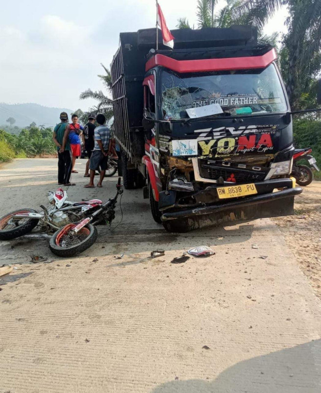 Hilang Kendali, Mahasiswa KKN UIN Suska Tewas Usai Tabrak Truk di Kuansing