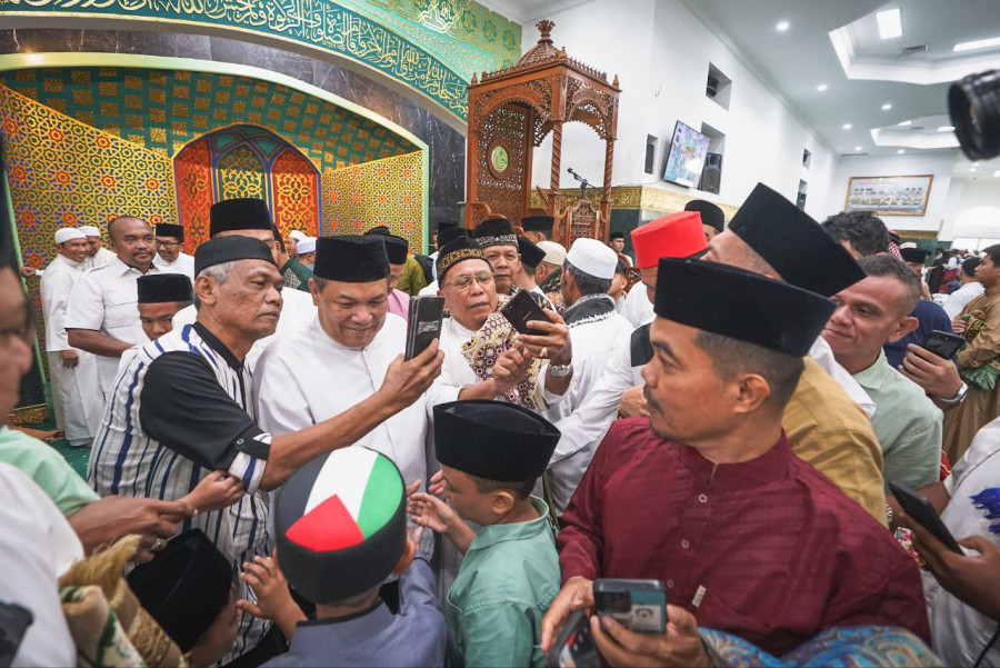Pj Gubri dan Pejabat Riau Laksanakan Sholat Ied 1445 H di Masjid An- Nur