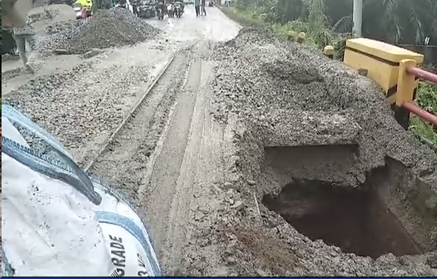 Jembatan Sei Solok KM 183 Amblas, Polisi Lakukan Sistem Buka Tutup