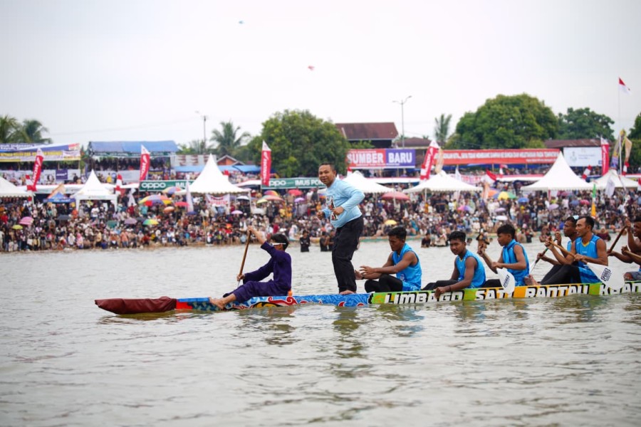 Kompak di Atas Jalur, Gubri hingga Bupati Menari Bersama