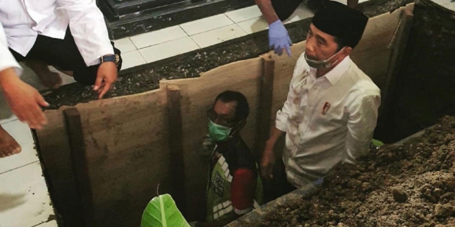 Turun ke Liang Lahat, Presiden Jokowi Beri Bakti Terakhir untuk Ibunda