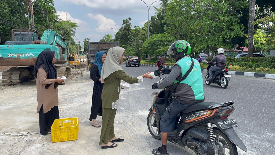 Perempuan LAM Riau  Bagikan  Makanan Khas Melayu untuk Warga