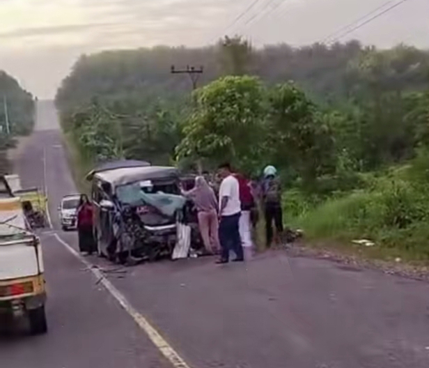 Tabrakan Maut Ambulans dan Land Cruiser di Jalintim, dua Tewas, Enam Luka