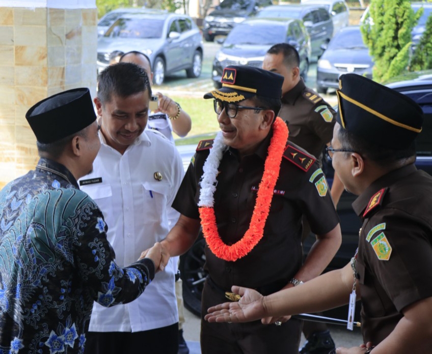 Perkuat Sinergi Penegakan Hukum, Ketua DPRD Kampar Sambut Kajati Riau di Bangkinang