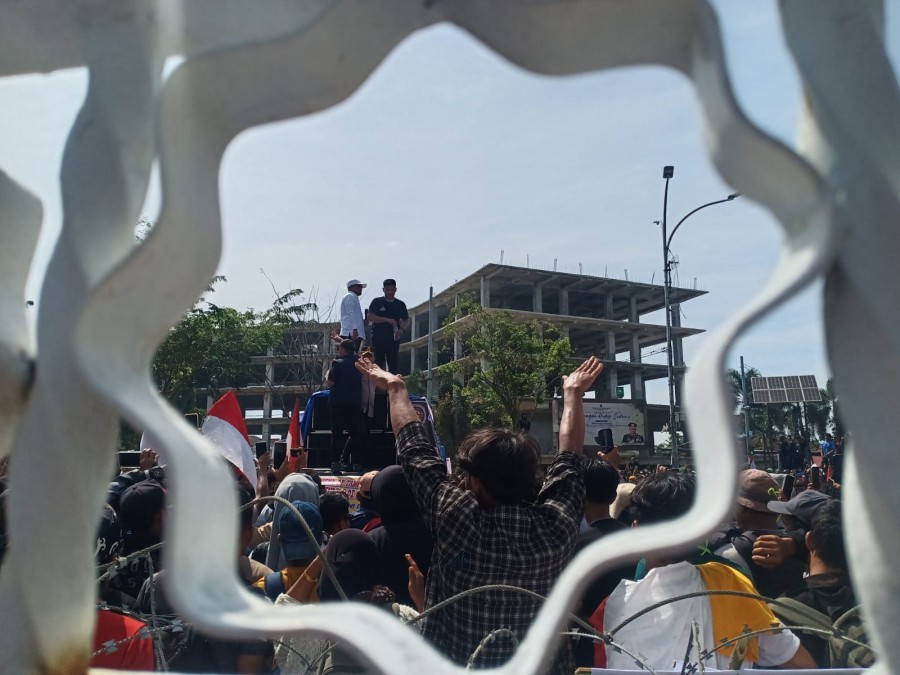 Puluhan Ribu Masa Kepung Kantor Gubernur Riau, Tolak Relokasi dari TNTN