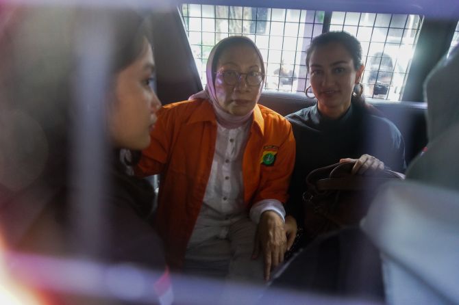 Atiqah Hasiholan Dampingi Ibunya Ratna Sarumpaet ke Kejaksaan 