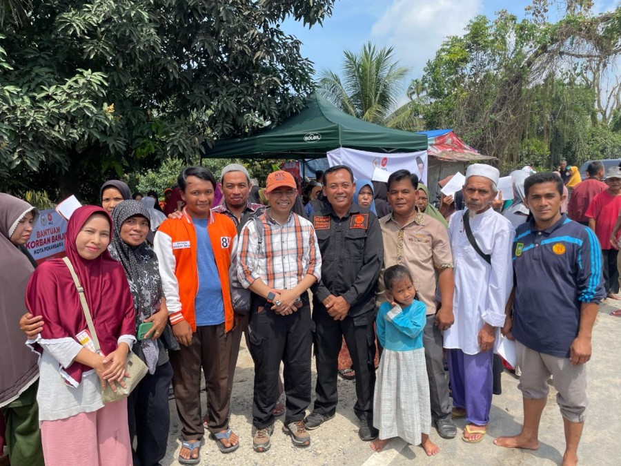 Hendry Munief Bantu Warga Terdampak Banjir di Rumbai