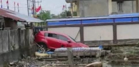 Hilang Kendali, Mobil PDIP Meranti Tabrak Kedai dan Nyangkut Pagar Kuburan