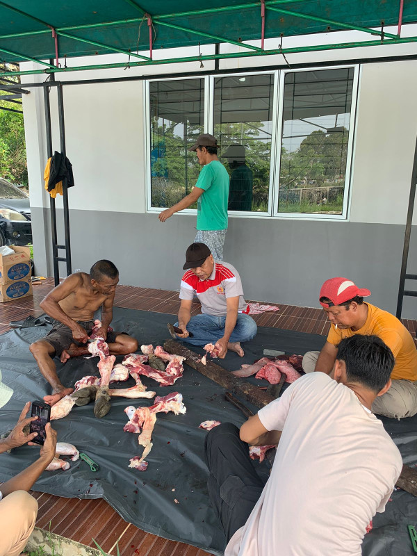 PWI Pelalawan Bagikan 75 Kantong Daging Kurban pada Anggota dan Masyarakat
