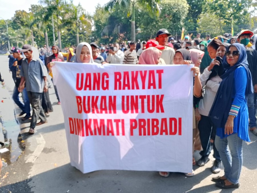 Ribuan Massa Kepung Gedung DPRD Riau Tuntut Usut Defisit Anggaran 2024