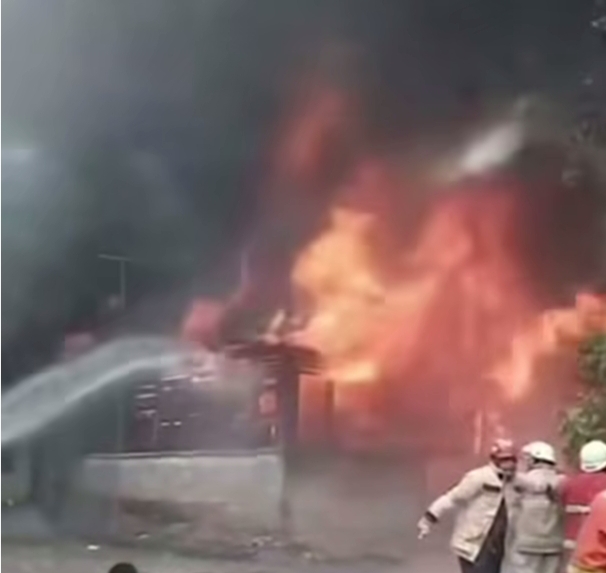 Si Jago Merah Lahap 5 Rumah di Cik Ditiro Pekanbaru