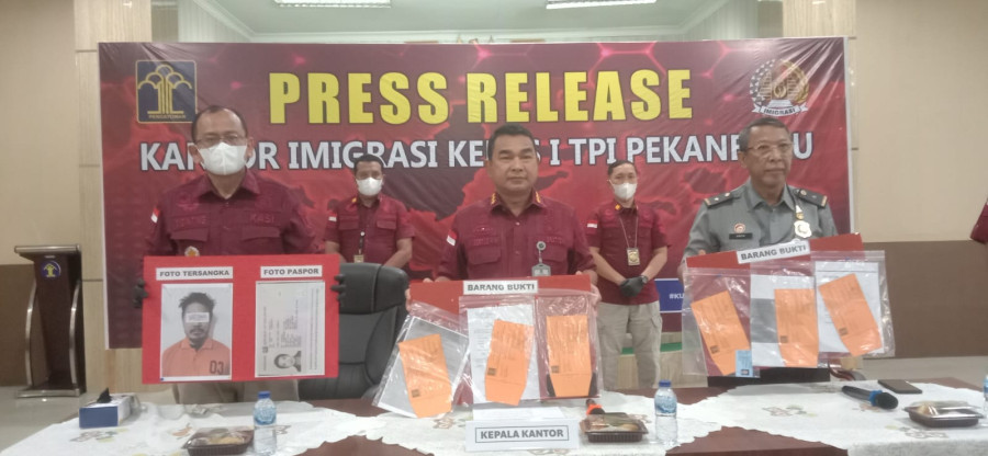 Delapan Tahun di Indonesia, WNA Asal Singapura Ditangkap Imigrasi Pekanbaru