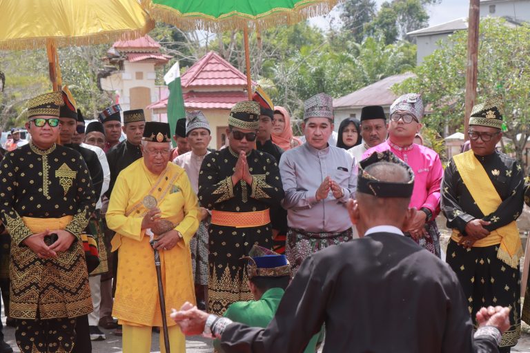 Bupati Zukri Hadiri Mandi Belimau Sultan di Kecamatan Pelalawan
