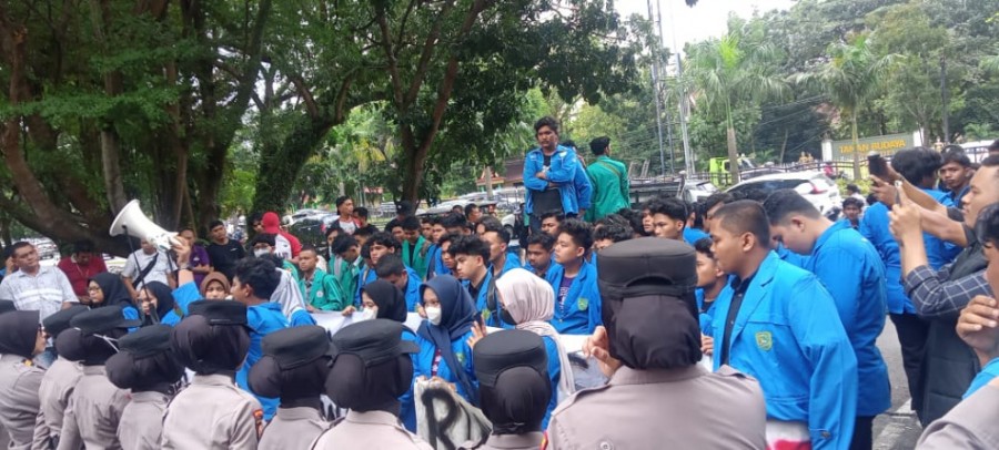 Massa Mahasiswa Geruduk DPRD Riau, Protes Pemangkasan Anggaran Pendidikan