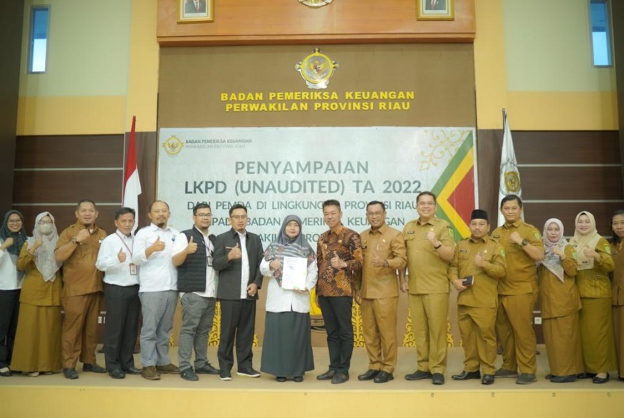 Serahkan LKPD 2022, Bupati Rohil Siap Diperiksa Secara Rinci Oleh Tim BPK RI