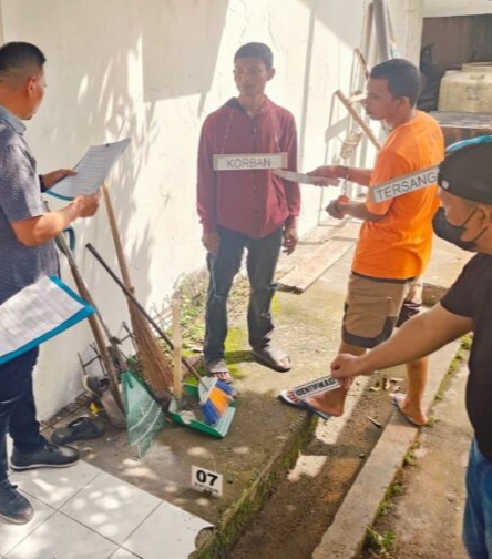 Polsek Binawidya Gelar Rekonstruksi Adik Bunuh Kakak di Cipta Karya Ujung