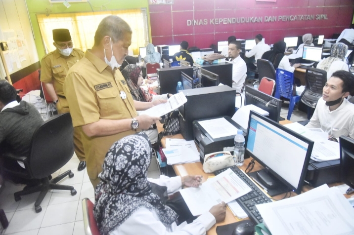 Wabup Inhil Tinjau Pelayanan di Kantor Disdukcapil