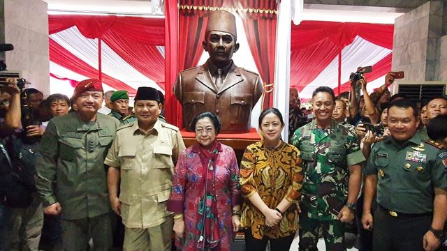 Megawati Meresmikan Patung Presiden Pertama RI di Akmil