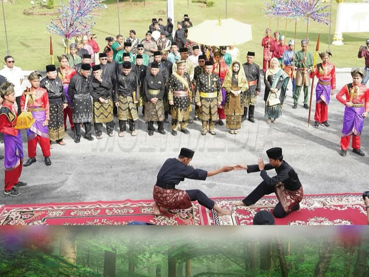Ditabalkan sebagai Datuk Seri Setia Amanah, Gubri Resmi Jadi Payung Panji Adat Melayu