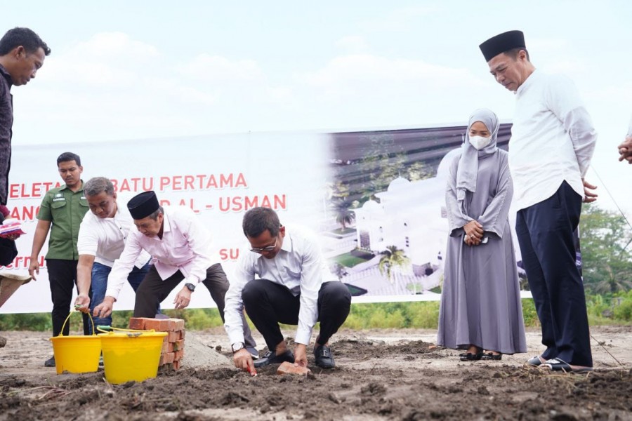 Gubri Letakkan Batu Pertama Masjid Al-Usman, Ketua RT: Terima Kasih Pak Syamsuar