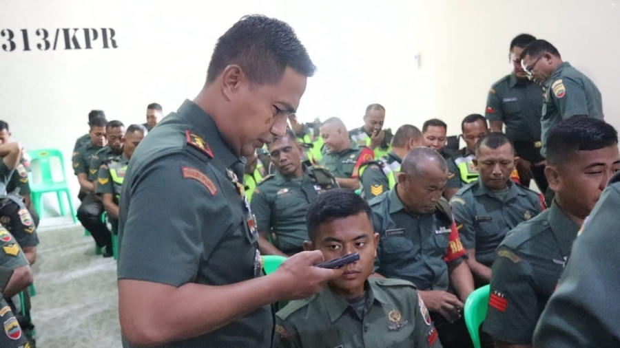Pastikan Tak Terlibat Judi Online, Dandim 0313/KPR Periksa Handphone Anggota
