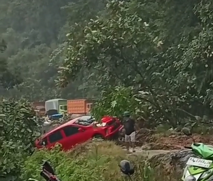 Dua Pengendara Tertimbun Longsor di Sitinjau Lauik Padang