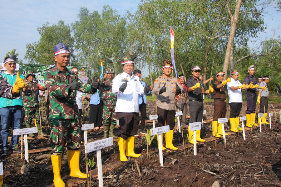 Polri Lestarikan Negeri, Polres Bengkalis Tanam 4.000 Batang Mangrove