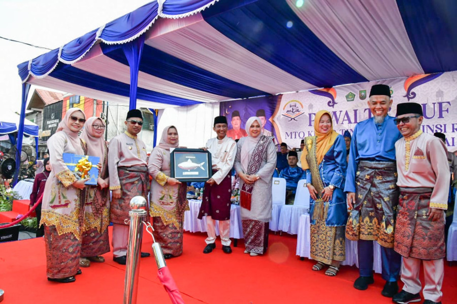 Bupati Kasmarni dan Ribuan Warga Bengkalis ikuti Pawai Ta'aruf MTQ Riau ke-42