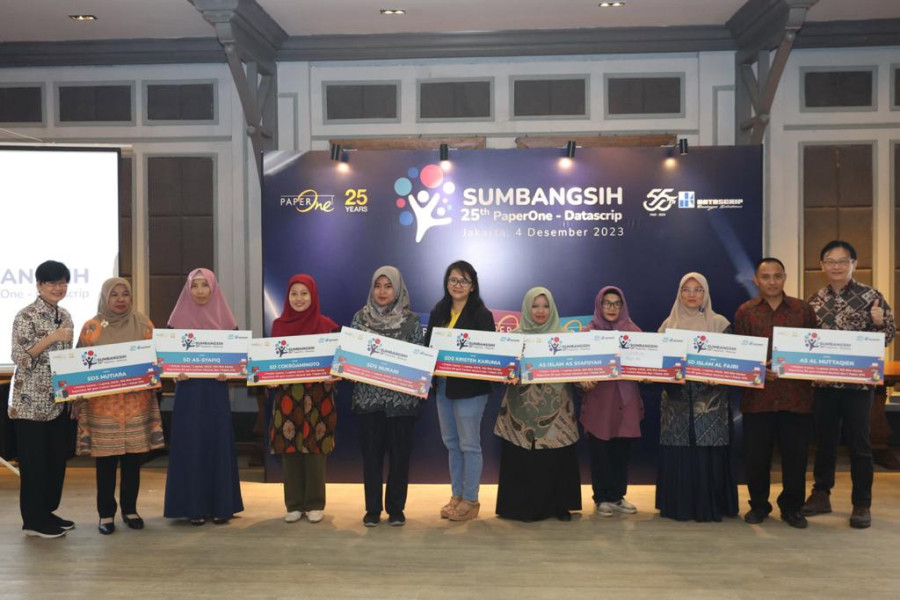 PaperOne - Datascrip Salurkan Donasi ke 12 Sekolah di Jabodetabek