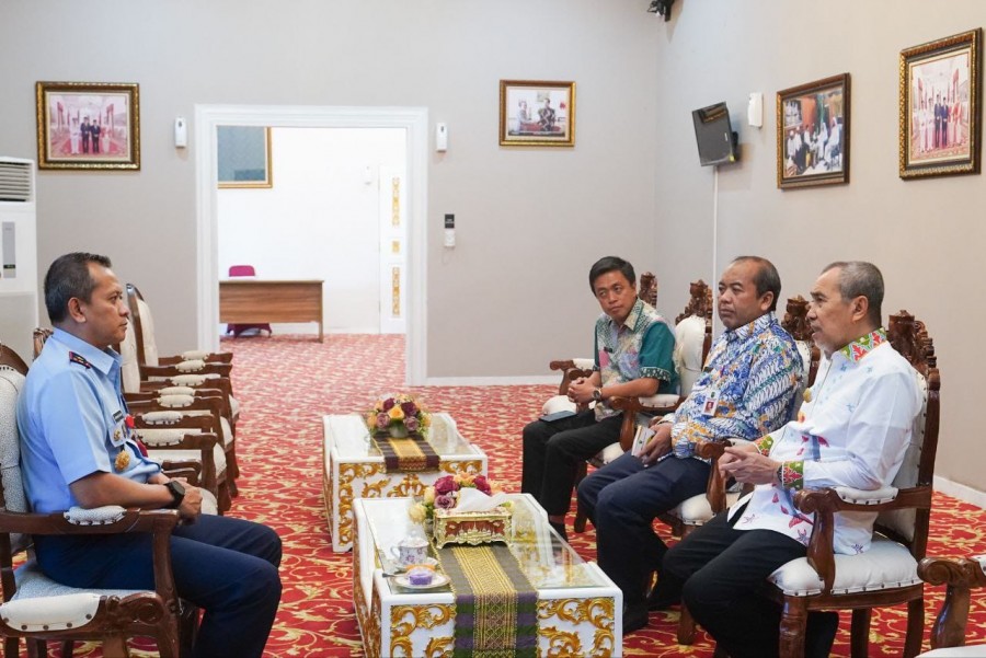 Gubernur Riau Syamsuar  Bersama Danlanud Roesmin Nurjadin Bahas Karhutla