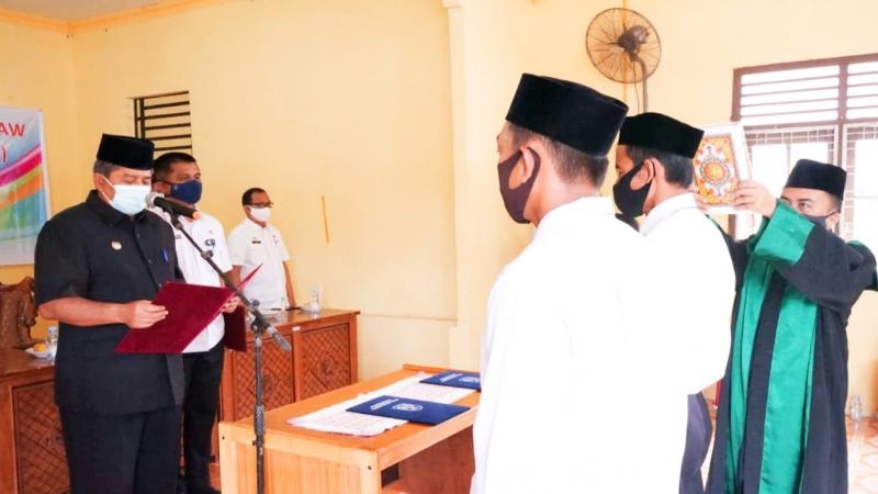 Bupati Alfedri Lantik dua Anggota Bapekam