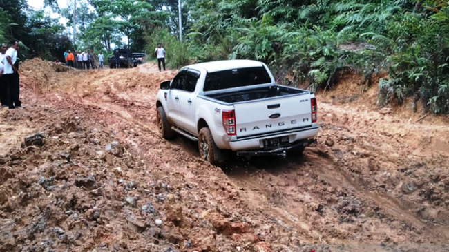 Warga Melahirkan di Perjalanan Akibat Jalan Rusak di Galugua Sumbar