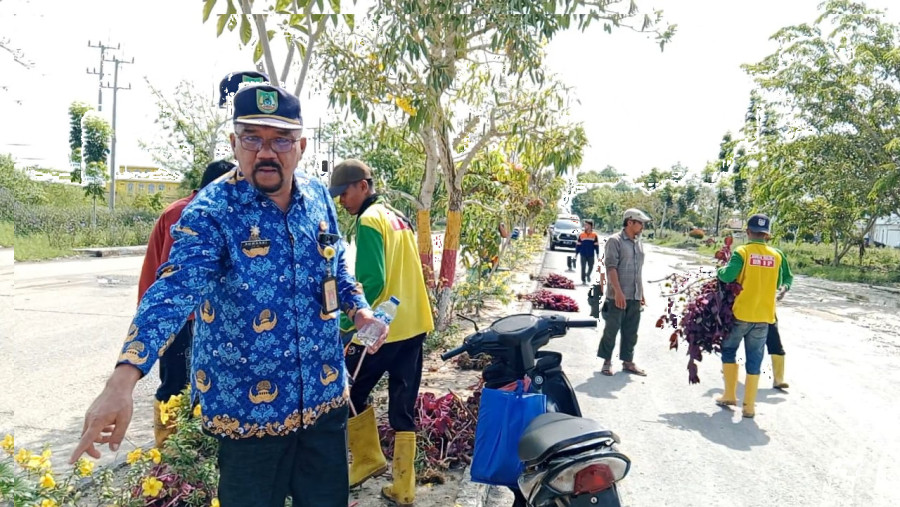 Kadis LH Rohil Turun Langsung Bersihkan Lumpur Air Pasang Sungai Rokan