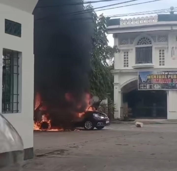 Diduga Korsleting Listrik, Minibus Terbakar di Parkiran Masjid Namira Pekanbaru