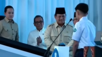 Prabowo Tekankan Komitmen Perbaiki Pendidikan Lewat Teknologi Smartboard