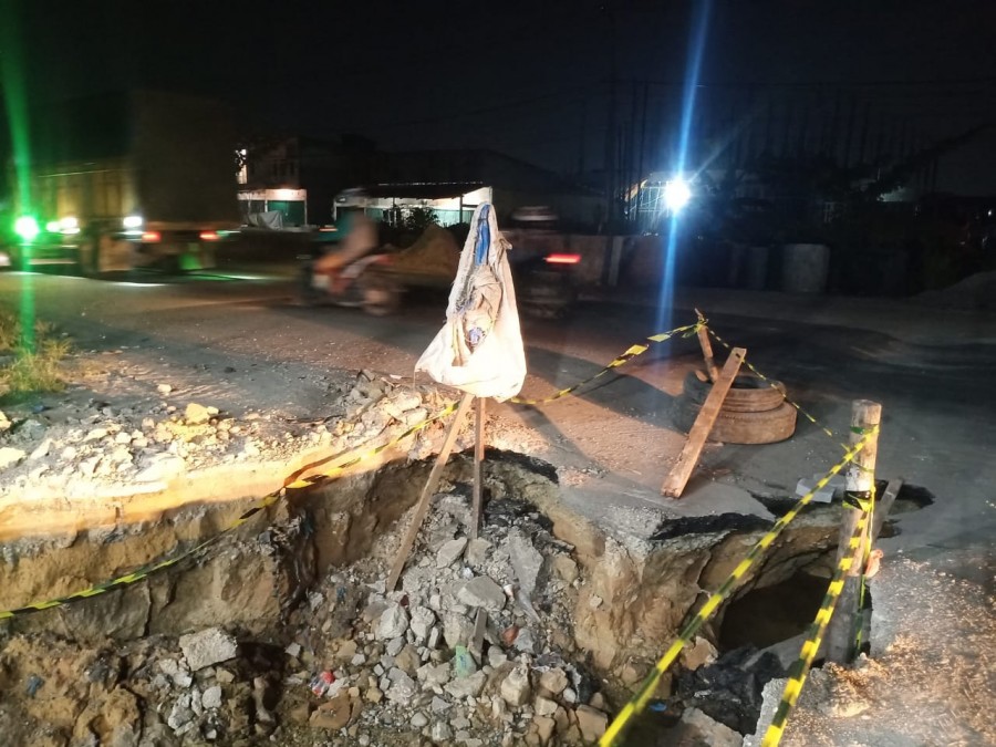 Jalan Kubang Raya Amblas! Lubang Menganga Ancam Pengendara