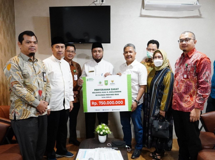 Baznas Provinsi Riau Terima Zakat Maal RS Awal Bros Rp 750 Juta
