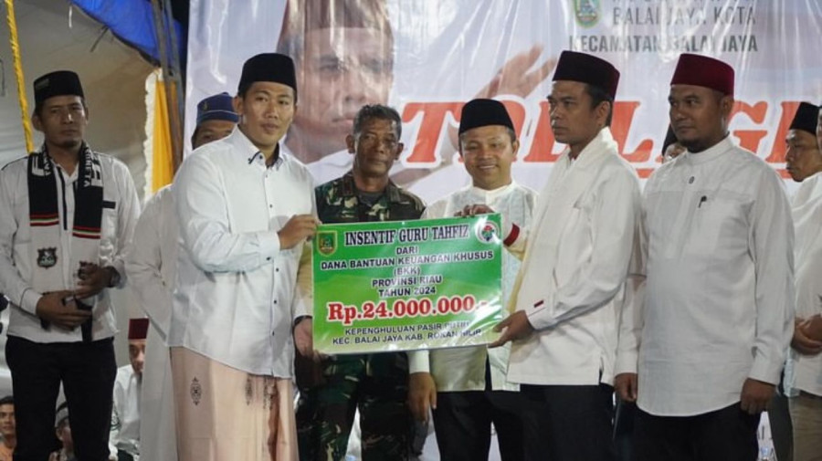 UAS Serahkan Insentif Guru Tahfiz di Rohil, Kadis PMD Riau Akui Tidak Tahu