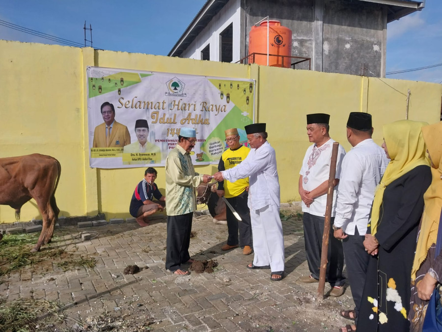 Disaksikan Syamsuar, Golkar Riau Sembelih Lima Sapi Kurban