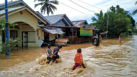 Sekolah Terendam Banjir, Murid SDN 140 Pekanbaru Diliburkan
