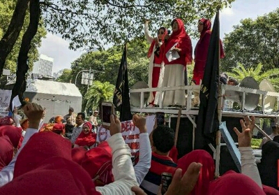 Berpakaian Kebaya, Emak-emak Pendukung Prabowo-Sandi  Unjuk Rasa ke KPU 