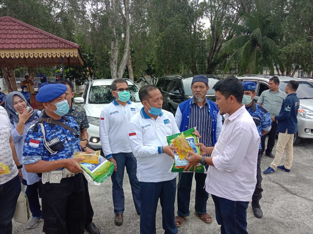 Partai Demokrat Bagikan Paket Sembako pada Wartawan
