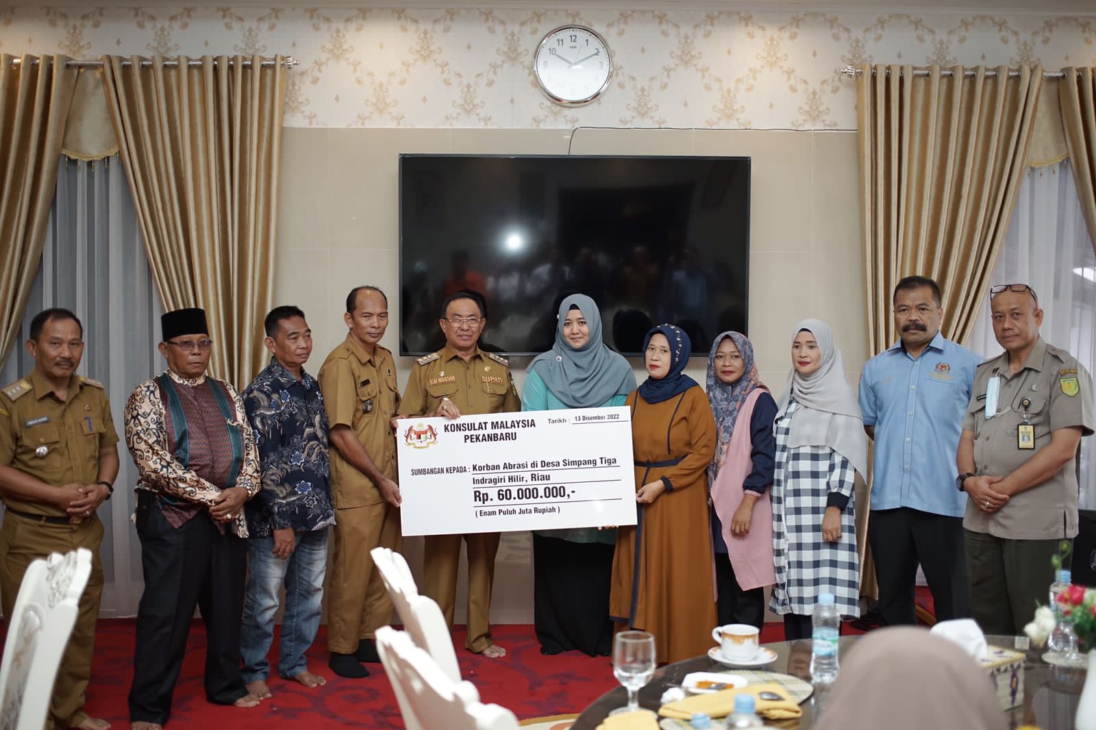 Kunjungi Inhil, Konsulat Malaysia Beri Bantuan untuk Korban Longsor di Kecamatan Enok 