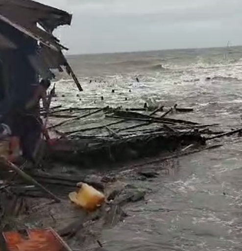 Gelombang Pasang Terjang Desa Kuala Selat Inhil Satu Rumah Roboh 5 Rusak