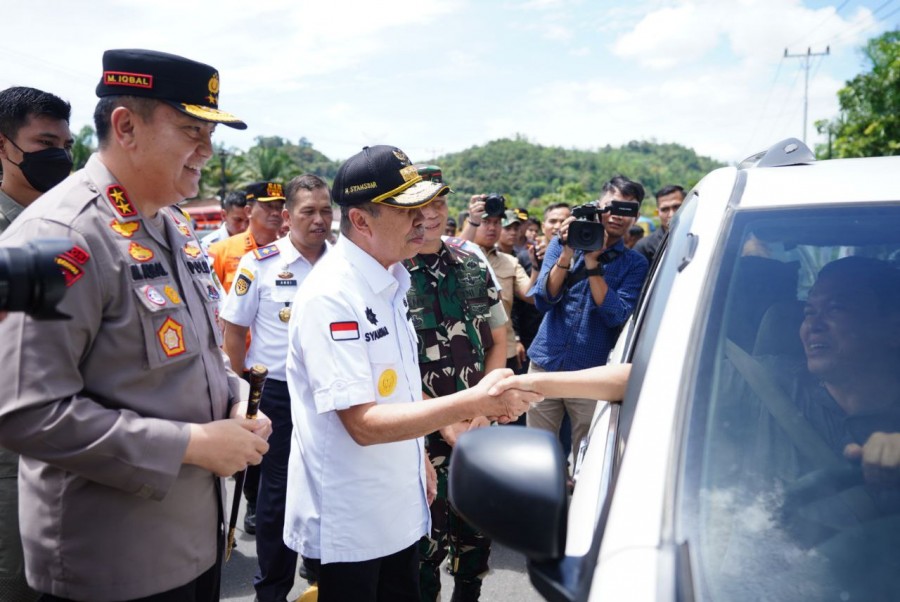 Datangi Posko Lebaran di Kampar, Gubri Fokus Bahas Penanganan Longsor