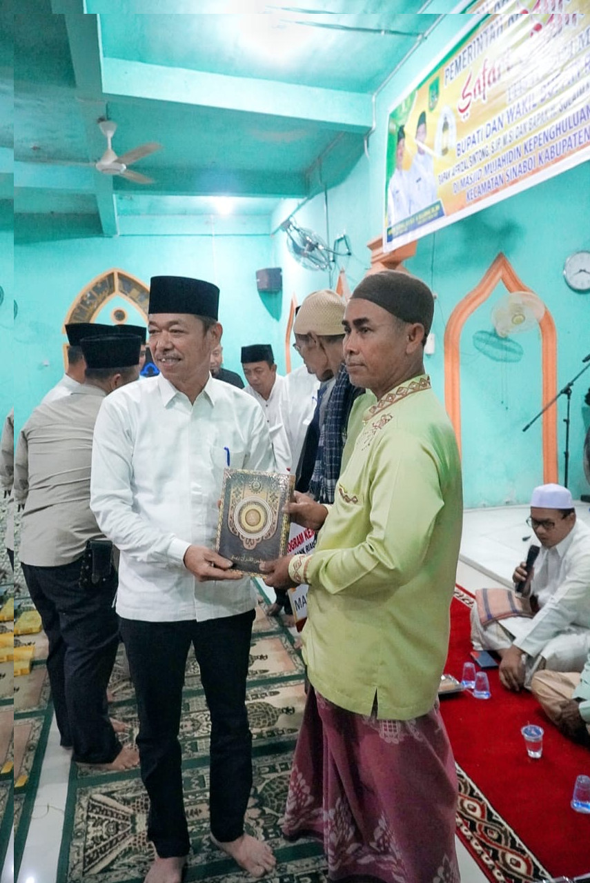 Safari Ramadhan Malam Kedua, Bupati Rohil Salurkan Bantuan Operasional Masjid Mujahidin Sungai Nyamuk