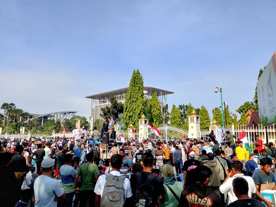 Puluhan Ribu Massa Pelalawan Duduki Kantor Gubernur, Apa Saja Tuntutan Mereka?